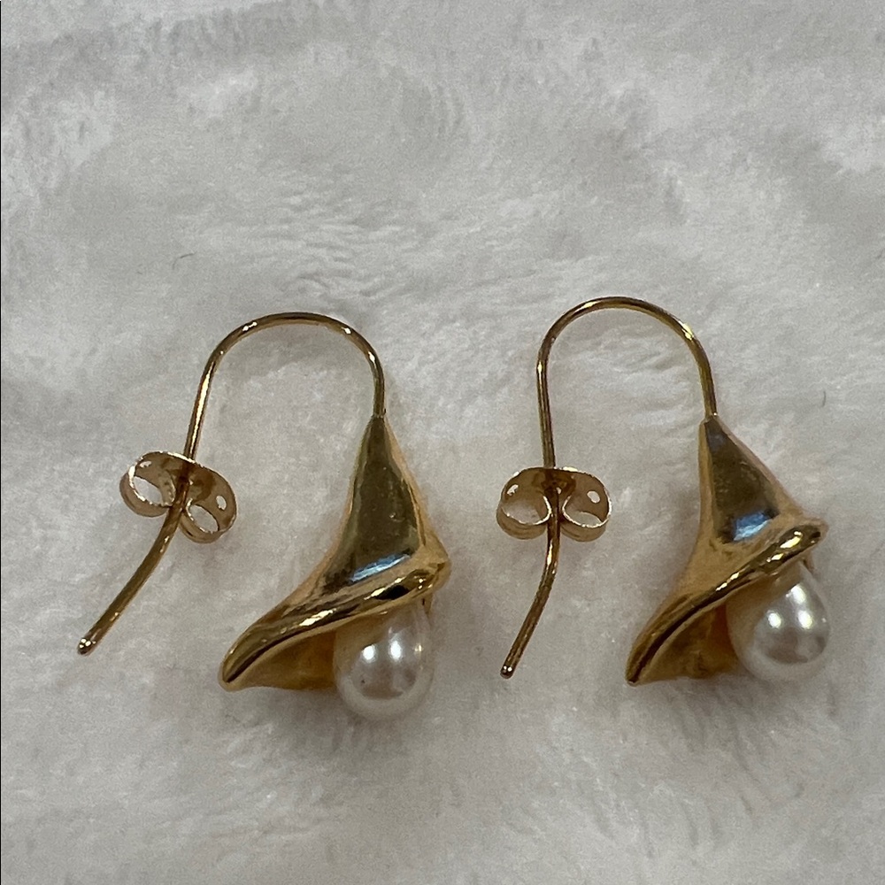 Vintage Lilly Gold and Pearl Drop Earrings - Picture 2 of 10